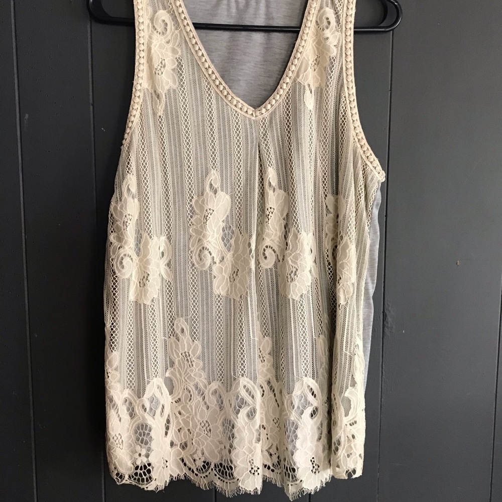 Coco + Jameson gray floral top
